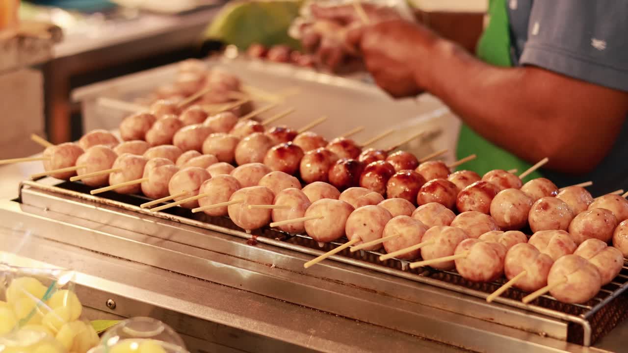 albóndigas tailandesas a la parrilla en un mercado de comida callejera