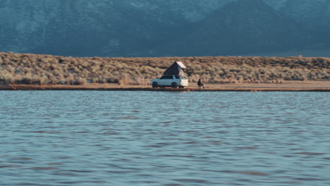 carpa en la azotea en un auto junto al lago de agua dulce en la naturaleza de california, antena