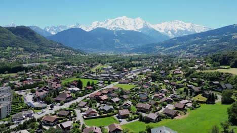 mont blanc y passy valley en los alpes franceses - antena dolly adelante