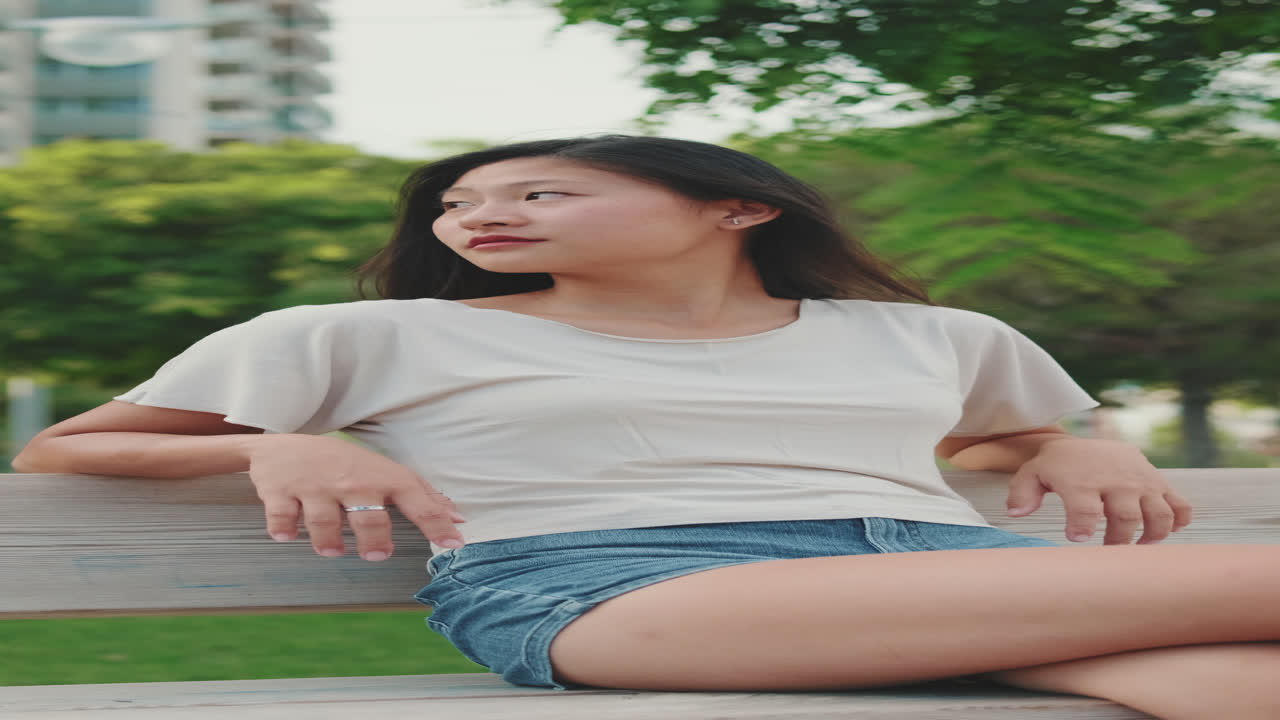 공원 의 벤치 에 앉아 있는 여자