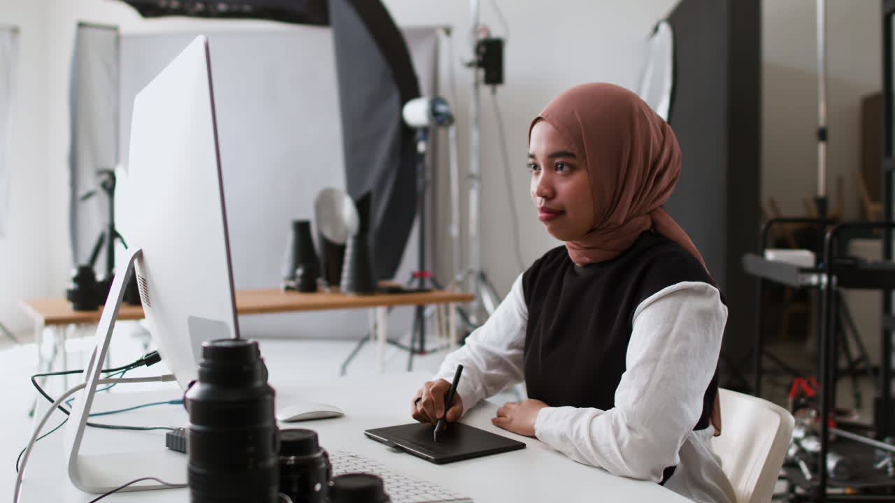 fotógrafo editando imágenes