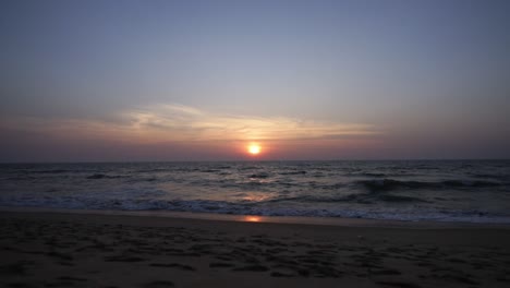 Hermosa-Puesta-De-Sol-Con-El-Mar-Arábigo-En-Primer-Plano