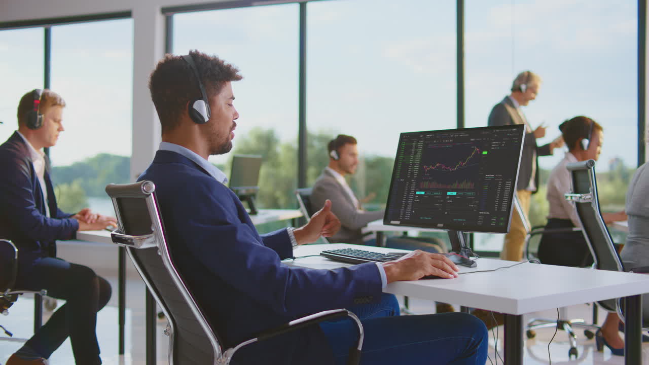 현대적인 사무실에서 일하는 비즈니스 팀