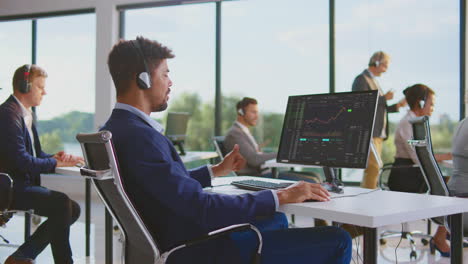 equipo de negocios trabajando en una oficina moderna
