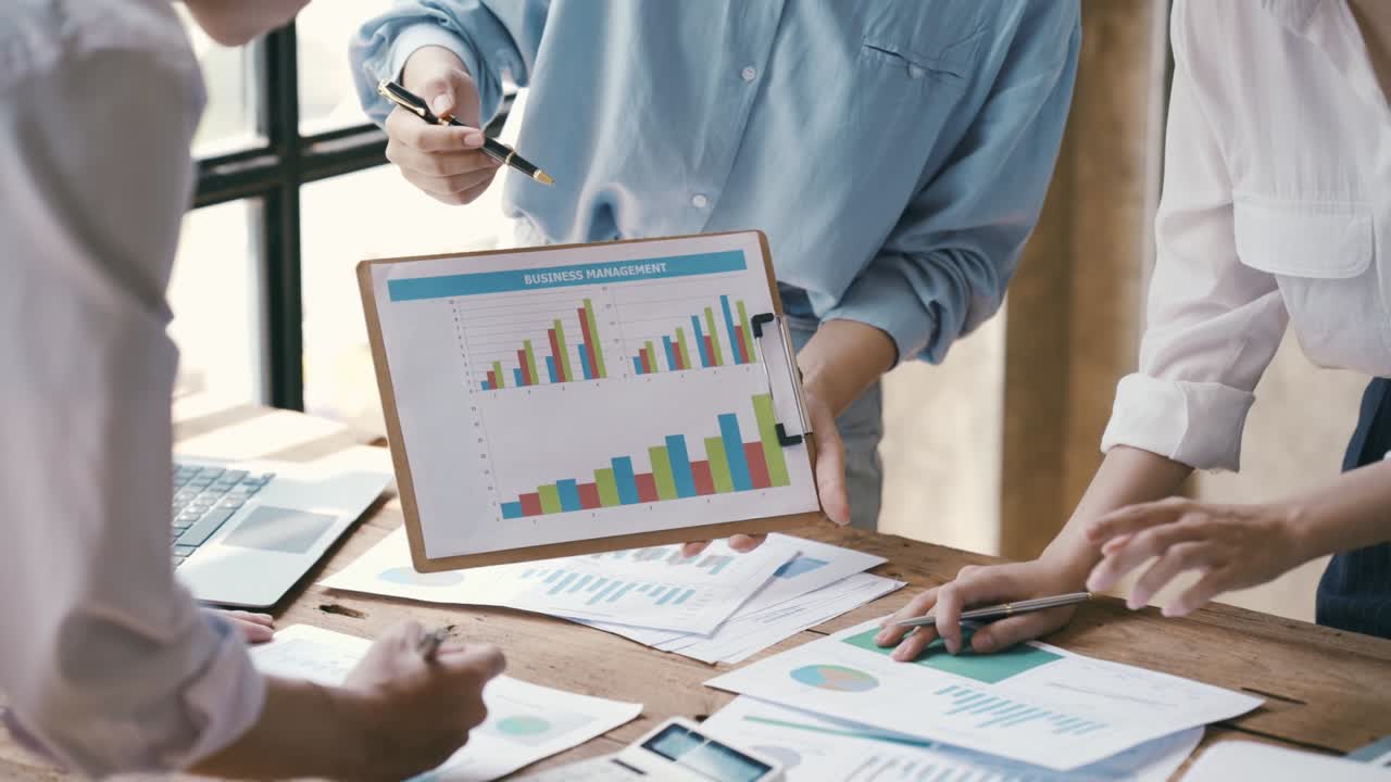 Gente di affari che analizza documenti aziendali di statistiche, Concept . finanziario