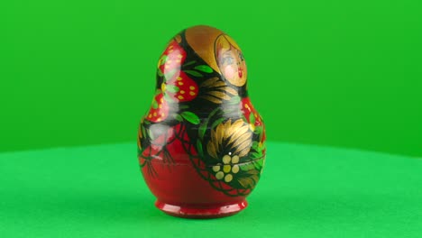 muñeca mertyoshka matrioska en un tocadiscos con pantalla verde para la eliminación del fondo