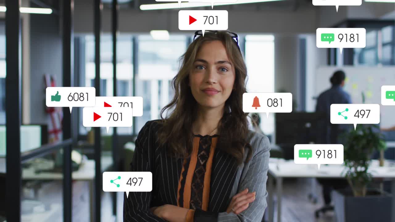 animación de iconos de las redes sociales sobre una mujer caucásica con los brazos cruzados de pie en la oficina.