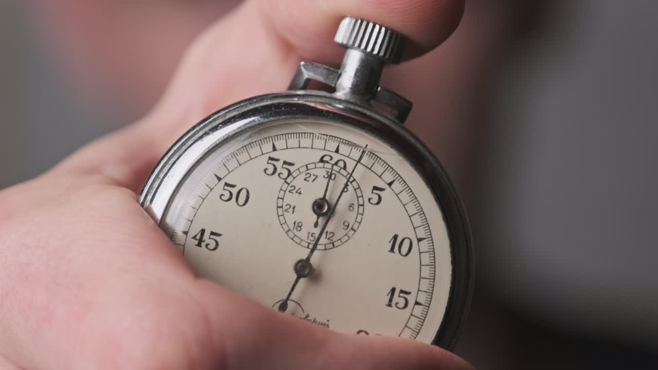 el cronómetro en la mano masculina cuenta hacia atrás los segundos