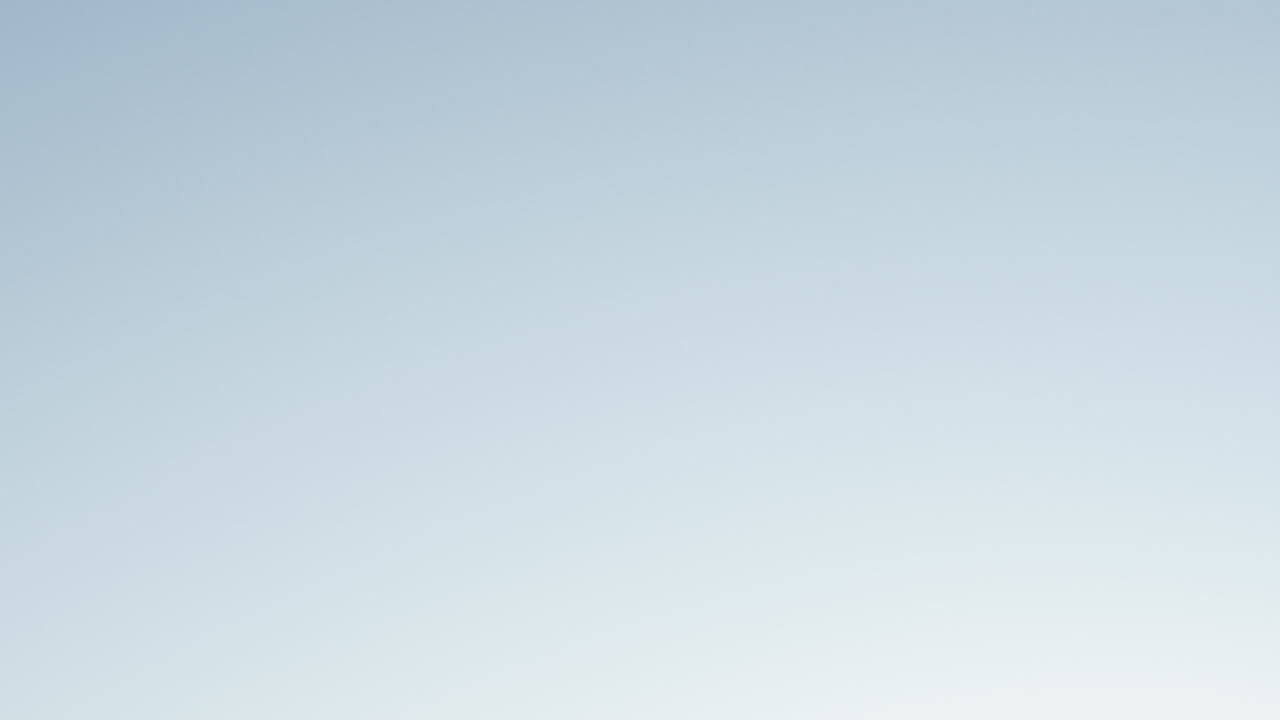 크리켓 공의 슬로우 모션 클로즈업, 흙이 뒤에 따라다니면서 공중을 날아다니는 모습