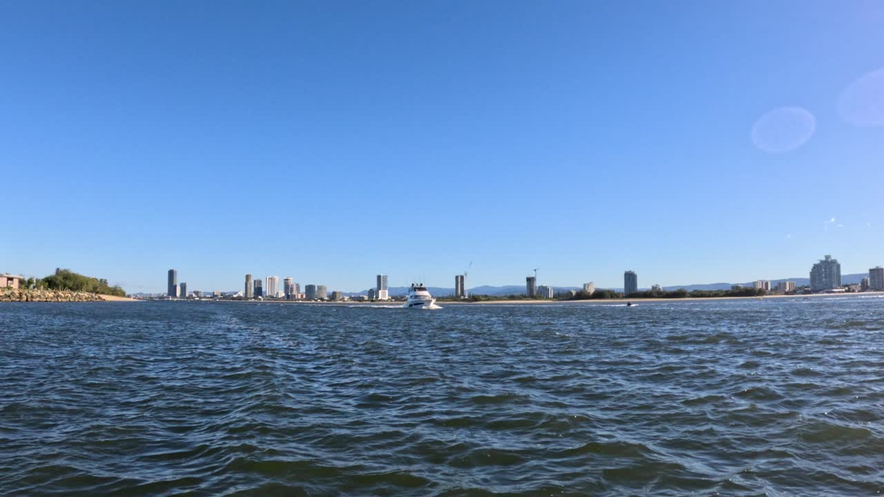 도시 스카이라인을 볼 수 있는 경치 좋은 보트 타기