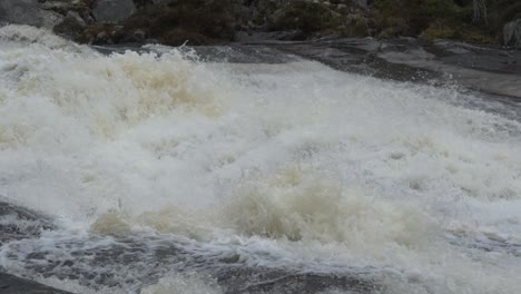 río loco en noruega. camara lenta
