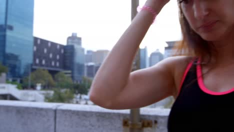 bailarina callejera caminando por la ciudad 4k
