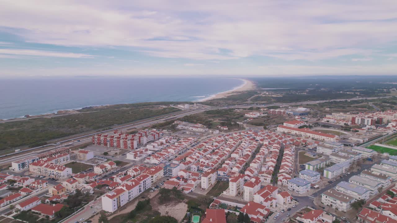 vista de avión no tripulado en la ciudad y playa de sines, portugal
