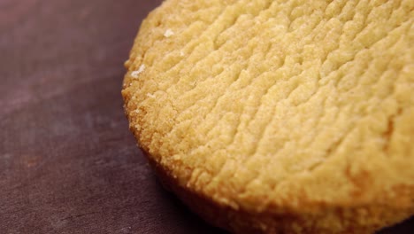 galleta de pan corto redonda en una superficie de madera marrón rústica