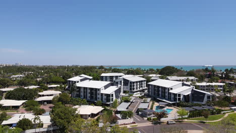 Aerial-elevating-drone-shot-of-Fannie-Bay-in-Darwin,-Northern-Territory