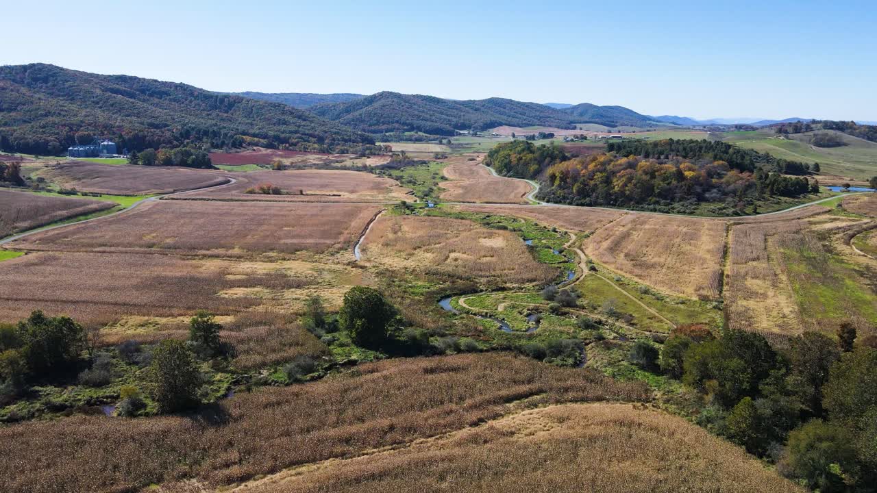 plantación de sobrevuelo aéreo durante el otoño en un día brillante y soleado