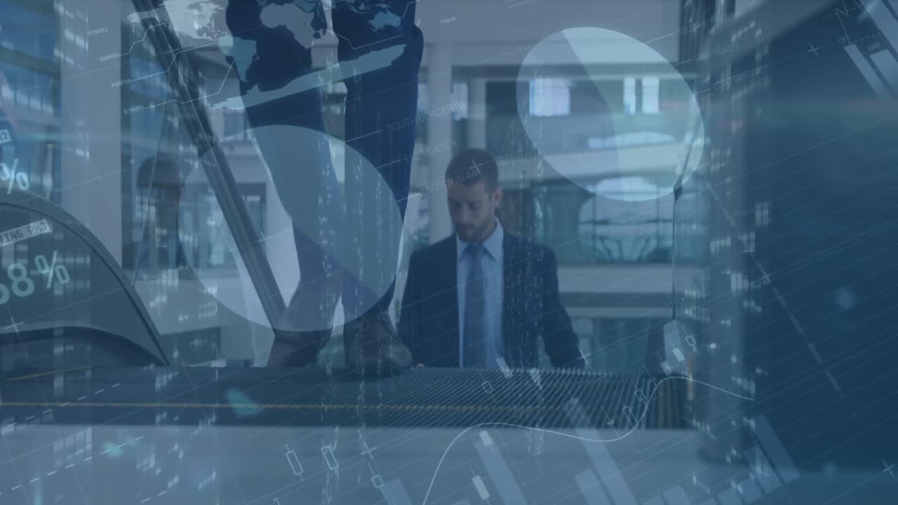 animazione dell'elaborazione dei dati finanziari su diversi uomini d'affari in ufficio