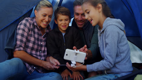 Familia-Sonriente-Tomando-Selfie-En-La-Tienda