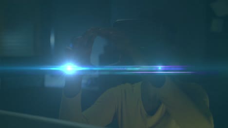animación de un punto de luz azul que se mueve sobre una mujer afroamericana que usa auriculares vr en casa