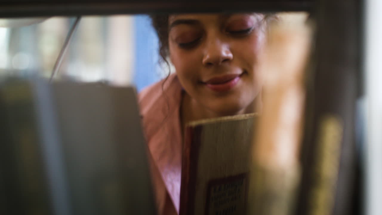 mujer afroamericana en una tienda