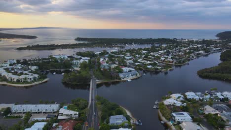 Paisaje-Del-Paisaje-Urbano-De-Noosa-Heads-Y-El-Puente-Munna-Point-En-Queensland,-Australia