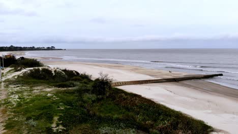 video aereo del paisaje en la playa