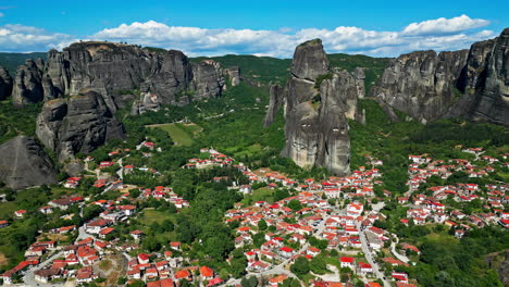 a bela cidade de kalambaka, no vale de meteora, na grécia