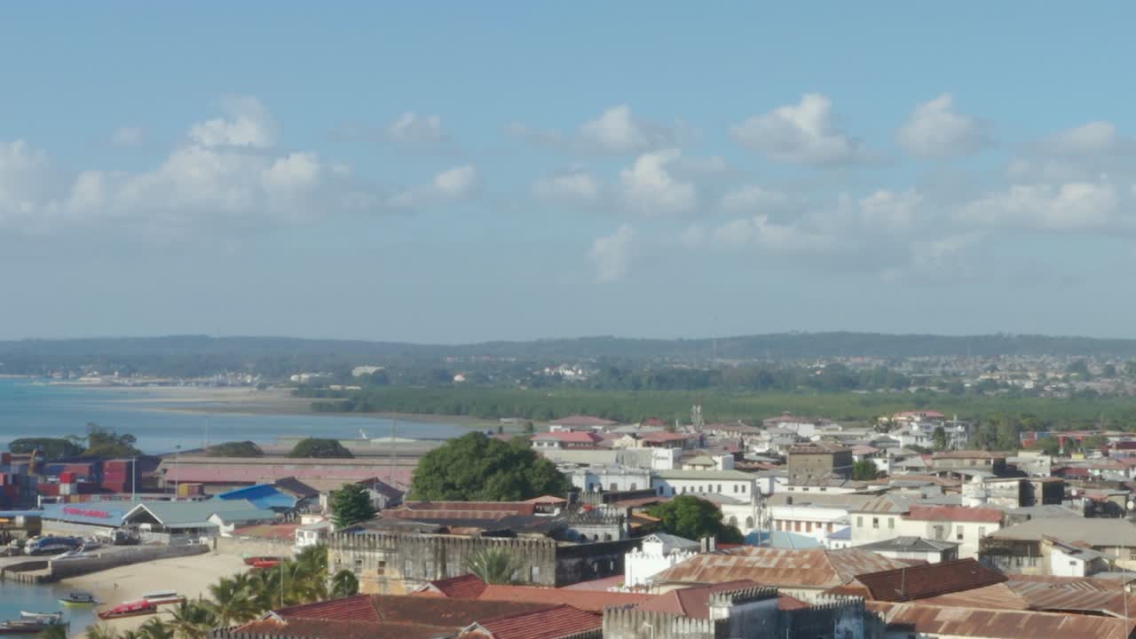 Sorvolo della Casa delle Meraviglie con vista su Zanzibar, HD ritagliato.