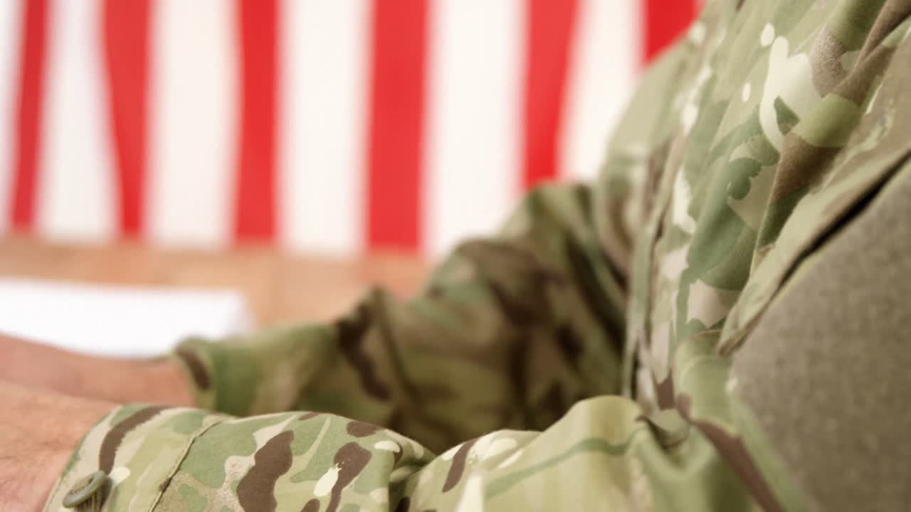 soldado usando una computadora portátil