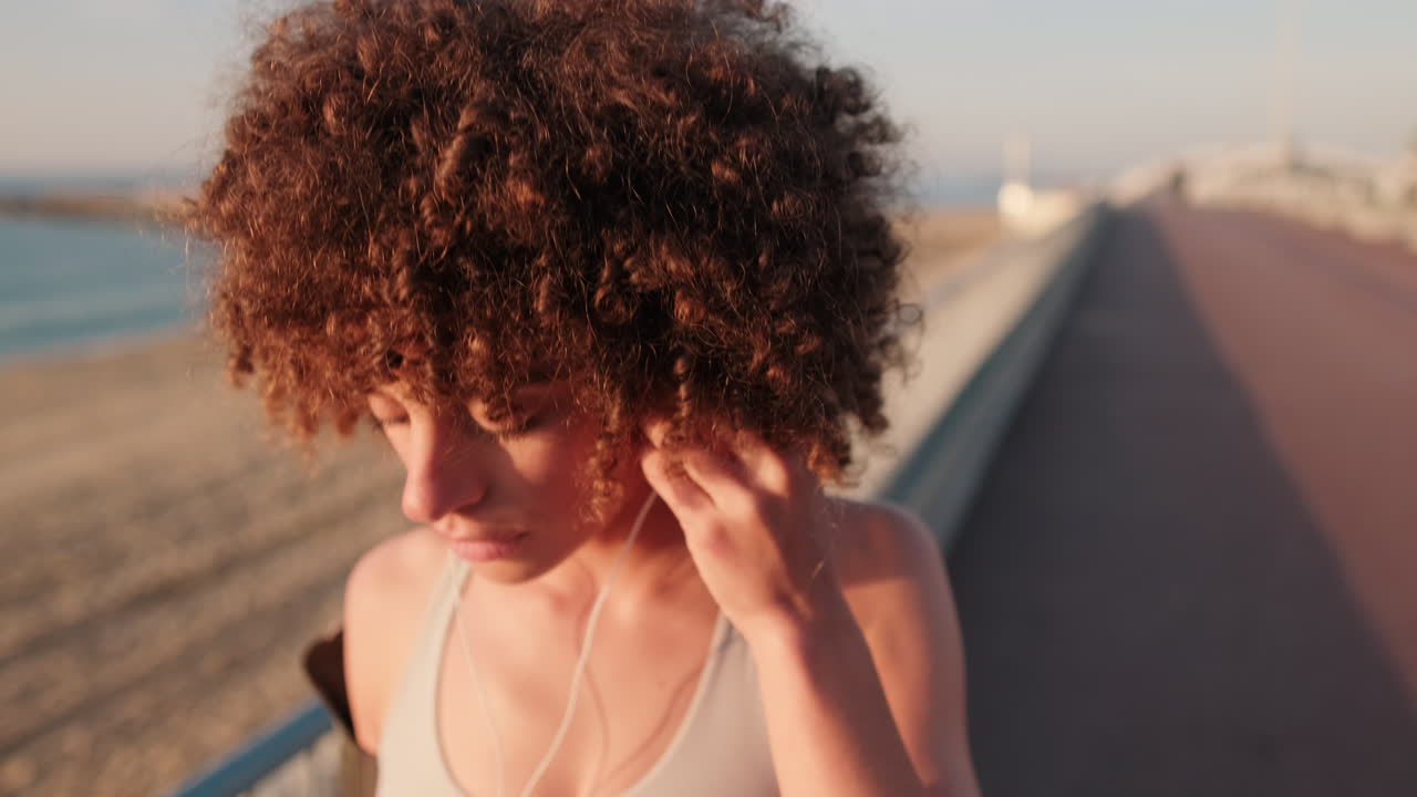 해변에서 음악을 듣고 있는 여자