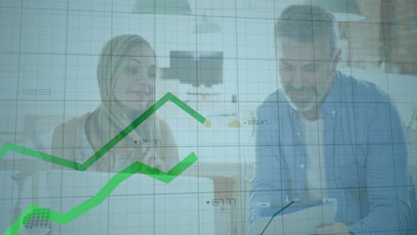 animación del gráfico de crecimiento empresarial sobre diversos colegas discutiendo el trabajo en la oficina