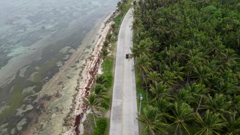 Der-Weg-Eines-Autos-Auf-Der-Straße,-Neben-Dem-Meer-Auf-Der-Insel-San-Andres