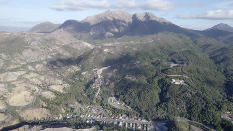 pico escarpado del monte owen con vistas a queenstown en gormanston, tasmania