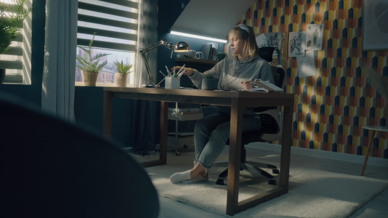 가정 사무실에서 일하는 여성