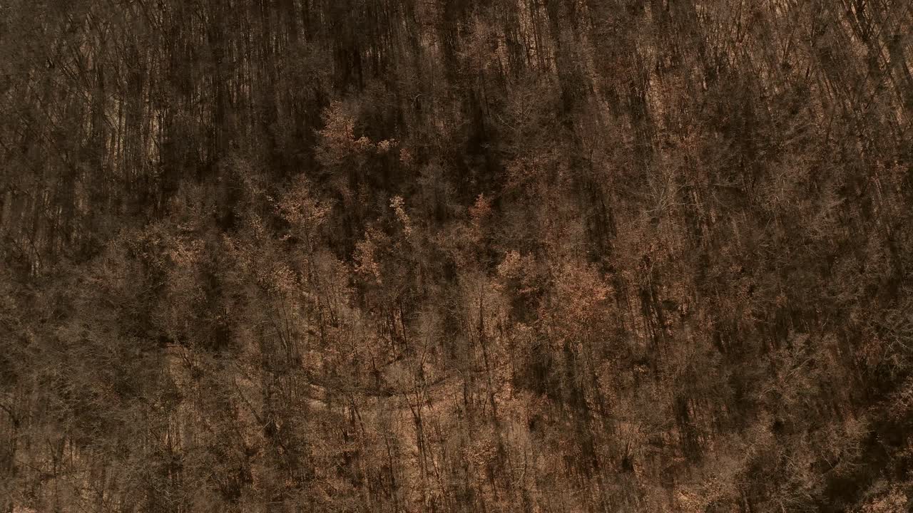 imágenes aéreas de un río en los apeninos italianos