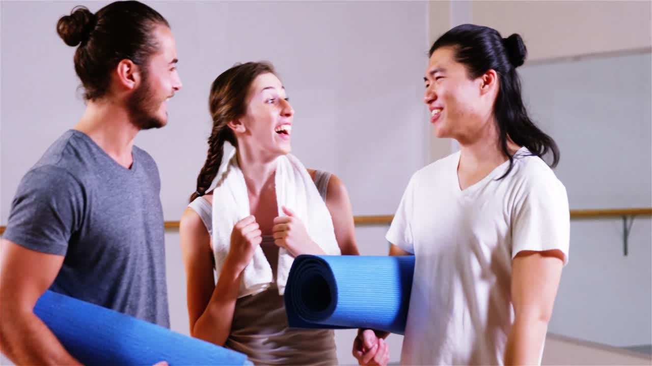 피트니스 스튜디오에서 상호 작용하는 피트니스 팀 그룹