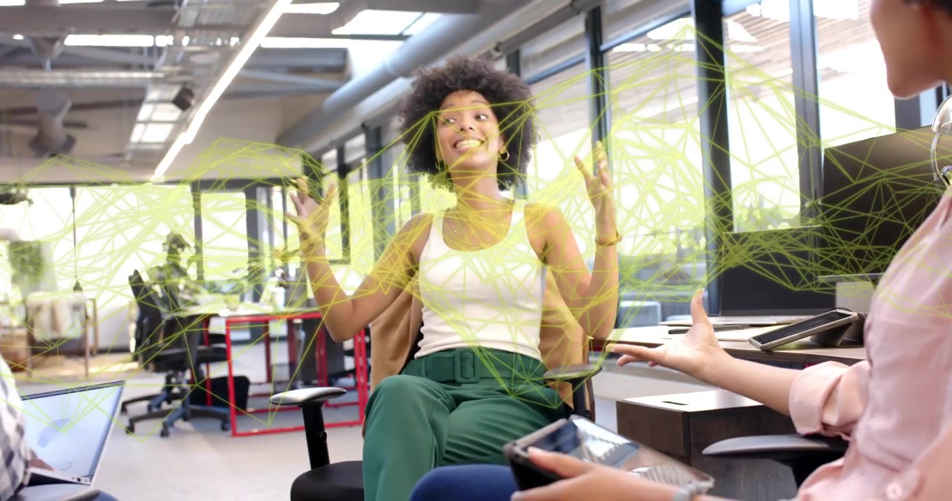 Equipe compartilhando ideias de negócios com gráficos animados enquanto mulher disca no smartphone ligando para o cliente.