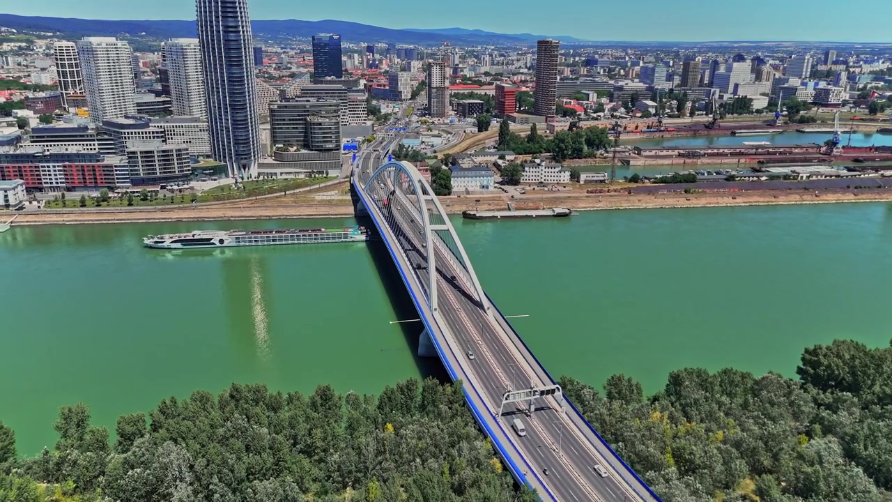 Vista del Most SNP e del fiume Danubio a Bratislava, Slovacchia