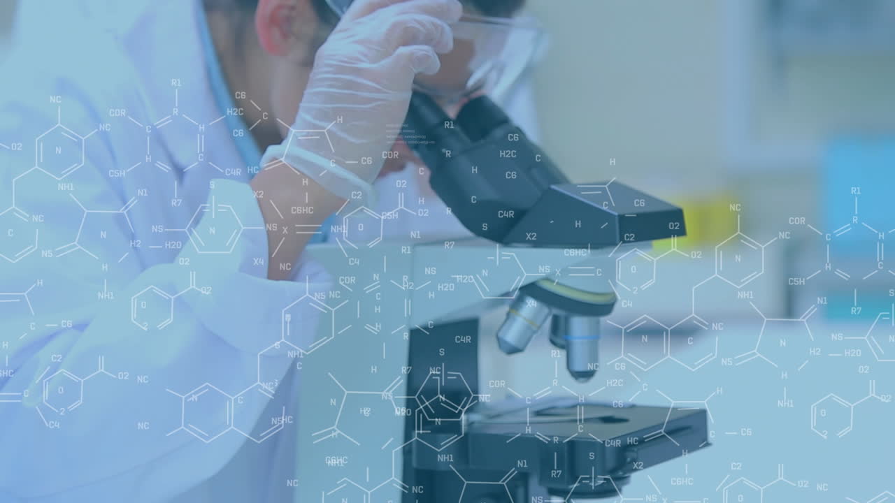 animación de fórmulas químicas sobre una trabajadora de laboratorio de dos razas usando el microscopio