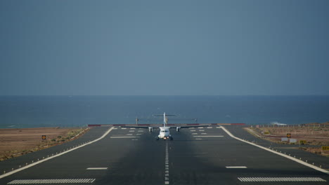 Flugzeug-Startet-Von-Der-Landebahn