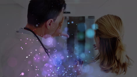animación de puntos de luz sobre los médicos caucásicos con rayos x