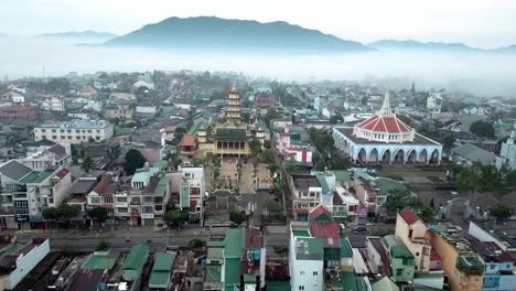 Drohnenwagen-Bewegt-Sich-Vorwärts-über-Da-Lat,-Vietnam