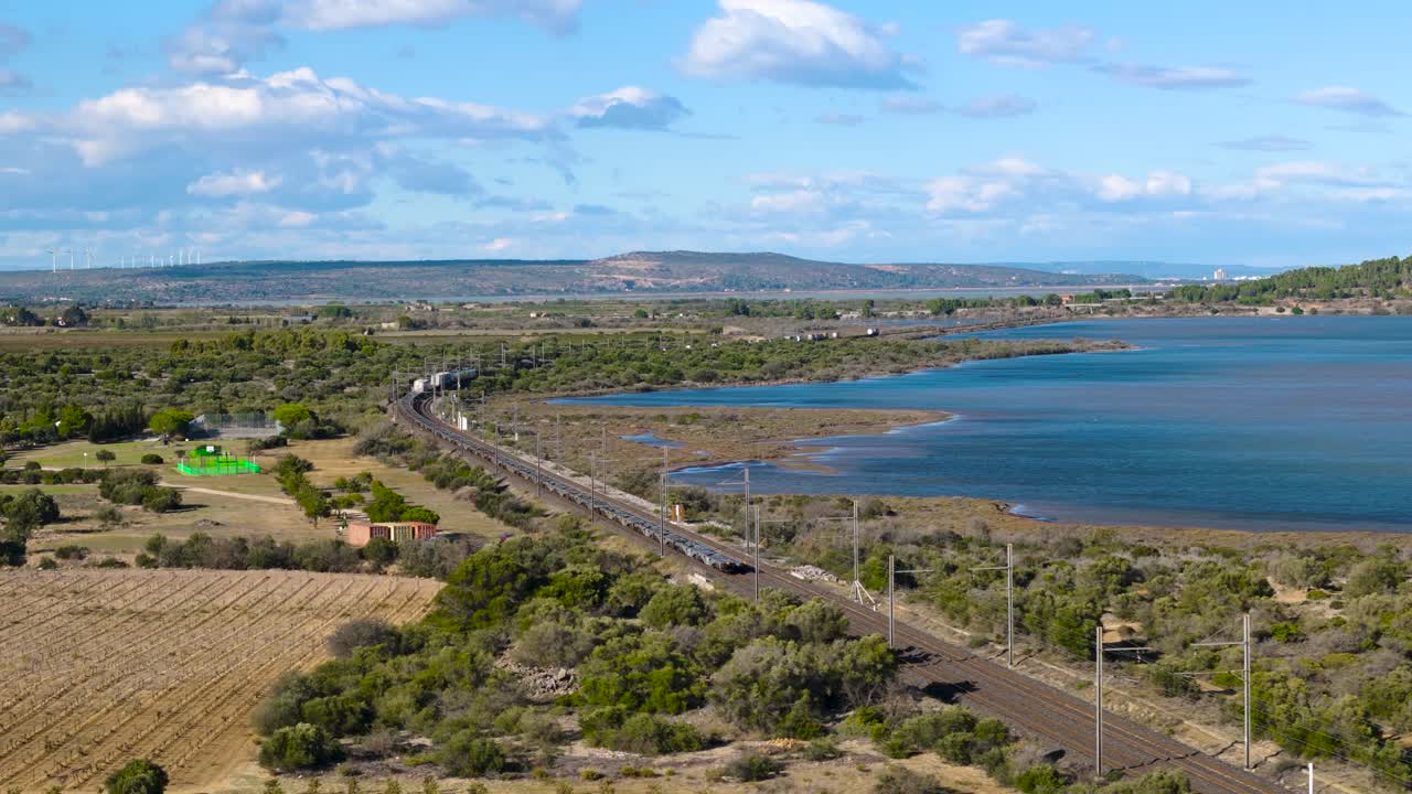 나르본 시골 을 지나가는 화물 열차 의 공중 추적