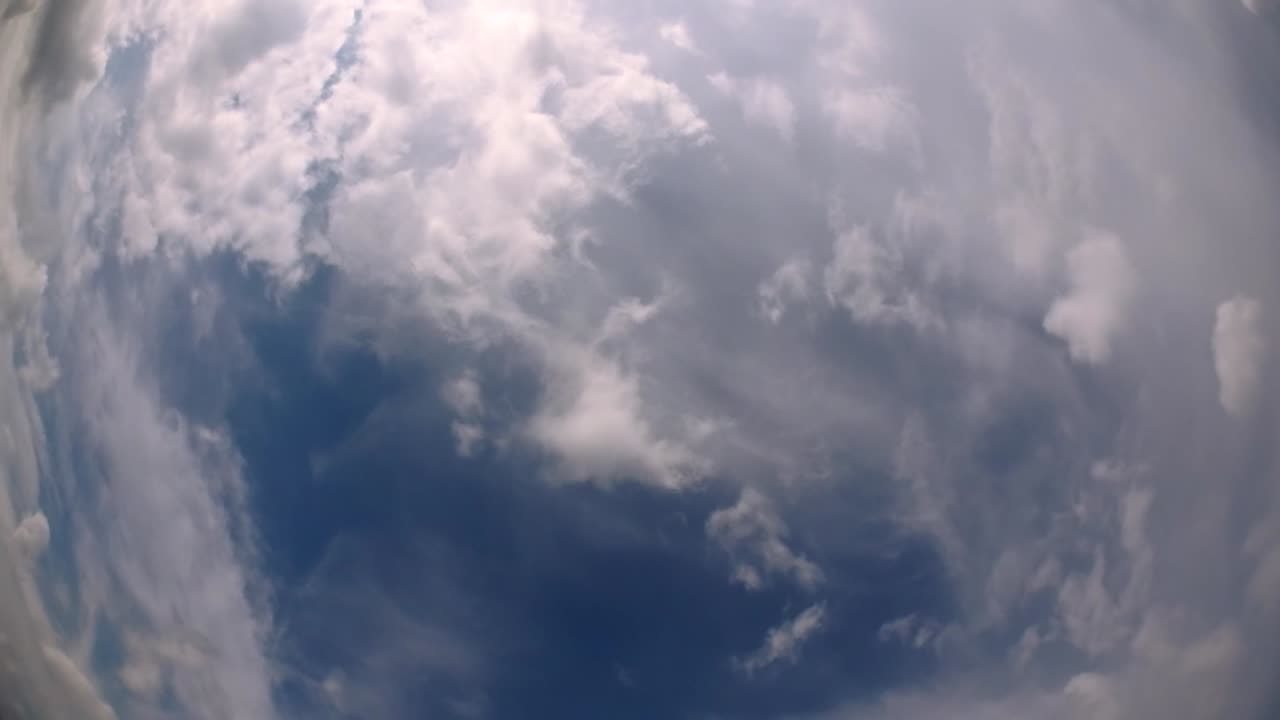cielo azul y capa de nubes moviéndose en una hermosa tarde soleada