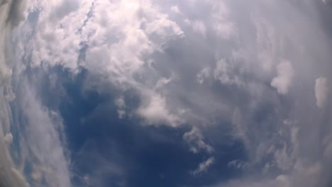 cielo azul y capa de nubes moviéndose en una hermosa tarde soleada