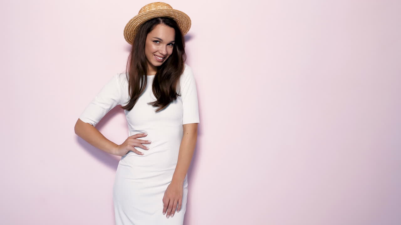 Donna con abito bianco e cappello di paglia