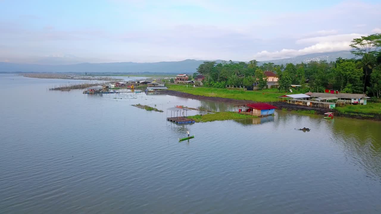 vista aérea que muestra una granja pesquera con costa tropical en el lago rawa pening en indonesia