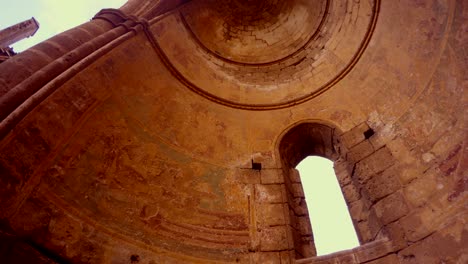 restos de un mosaico cristiano en una cúpula abandonada de un templo ortodoxo desde abajo