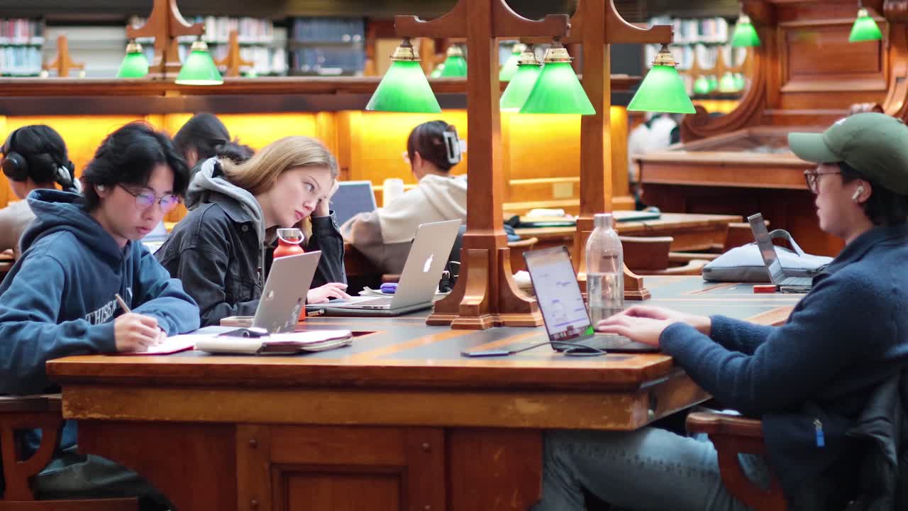 노트북으로 공부하고 일하는 사람들