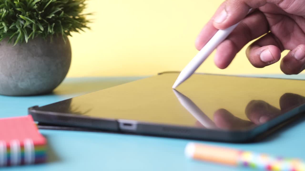 mano usando el lápiz en la tableta